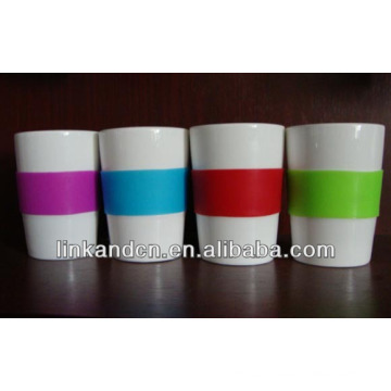 Taza de cerámica blanca con mangas multicolores de silicona